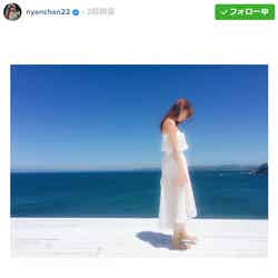 小嶋陽菜、海辺に佇む姿に「女神」と絶賛の声／Instagramより【モデルプレス】