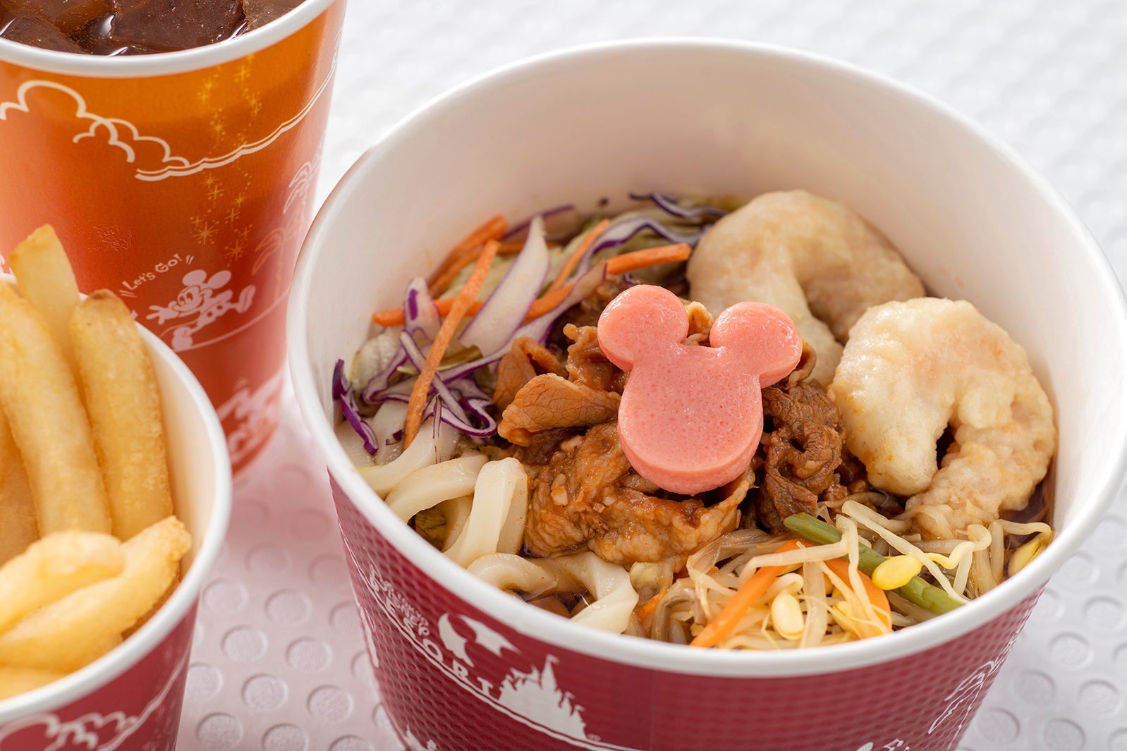 牛カルビとシュリンプの冷やしうどんセット¥1,350（C）Disney