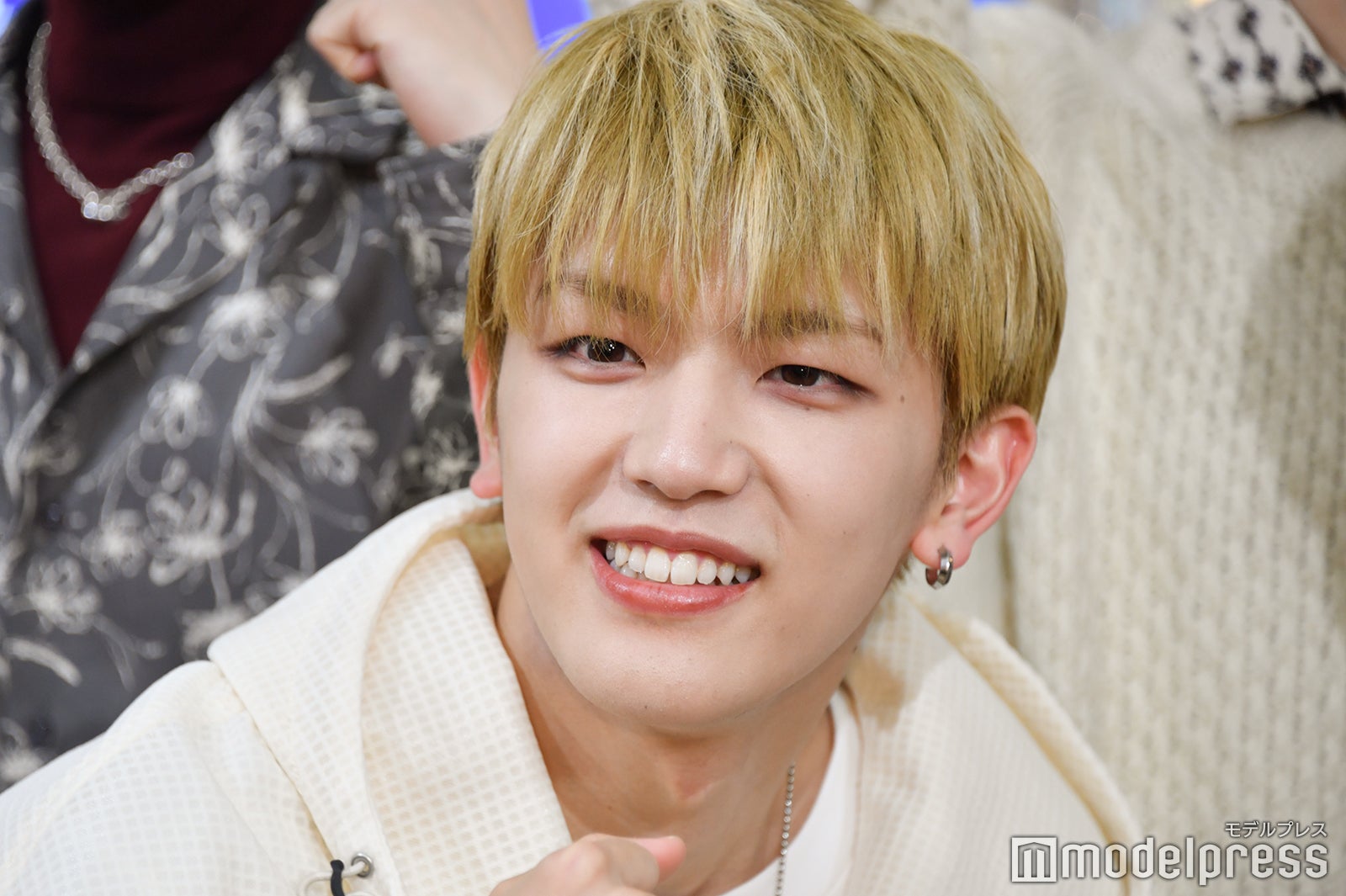 セミのモノマネが得意なことを池崎理人に当てられた高塚大夢 （C）モデルプレス