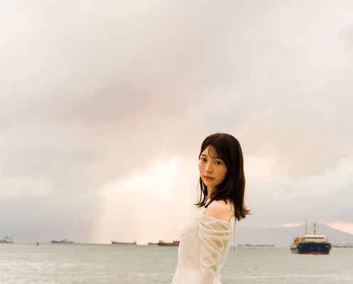 乃木坂46阪口珠美「ここにはないもの」衣装でギャップ魅了 1st写真集裏表紙&帯付き表紙解禁【青いバラ】
