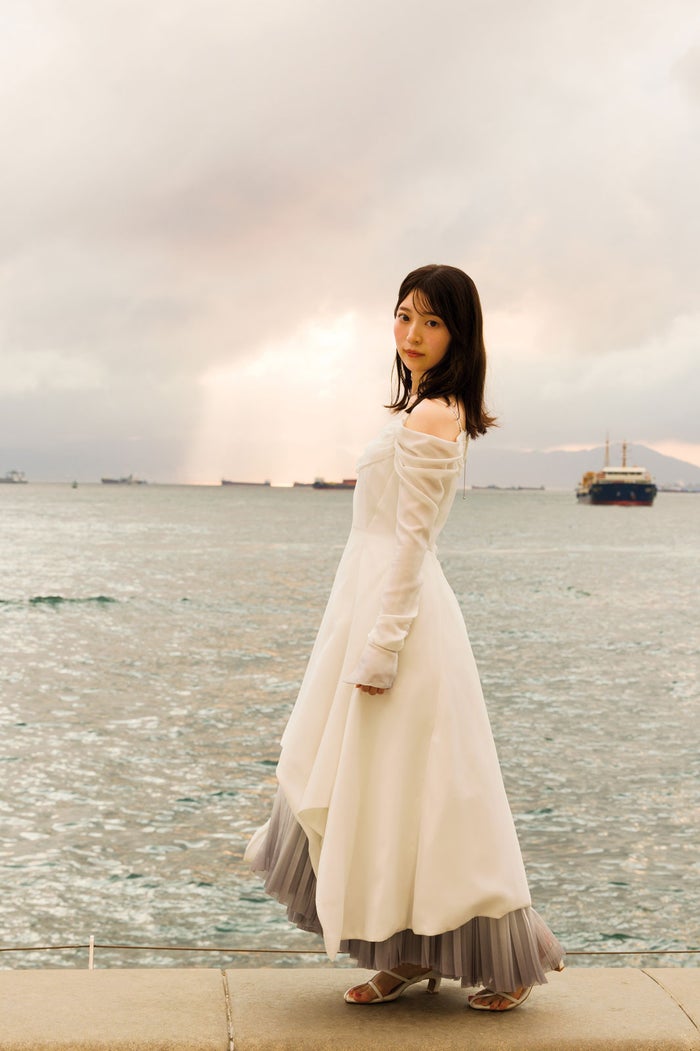 乃木坂46阪口珠美「ここにはないもの」衣装でギャップ魅了 1st写真集裏表紙＆帯付き表紙解禁【青いバラ】