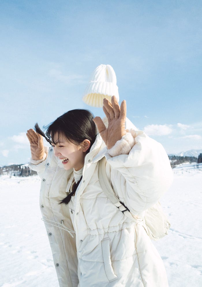 久保史緒里1st写真集「交差点」楽天ブックス限定版表紙(撮影:細居幸次郎)
