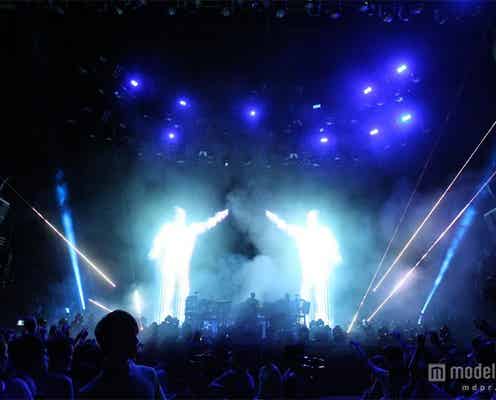ケミカル・ブラザーズ、サマソニでド派手パフォーマンス 東京会場1日目ラストを飾る<SUMMER SONIC 2015>