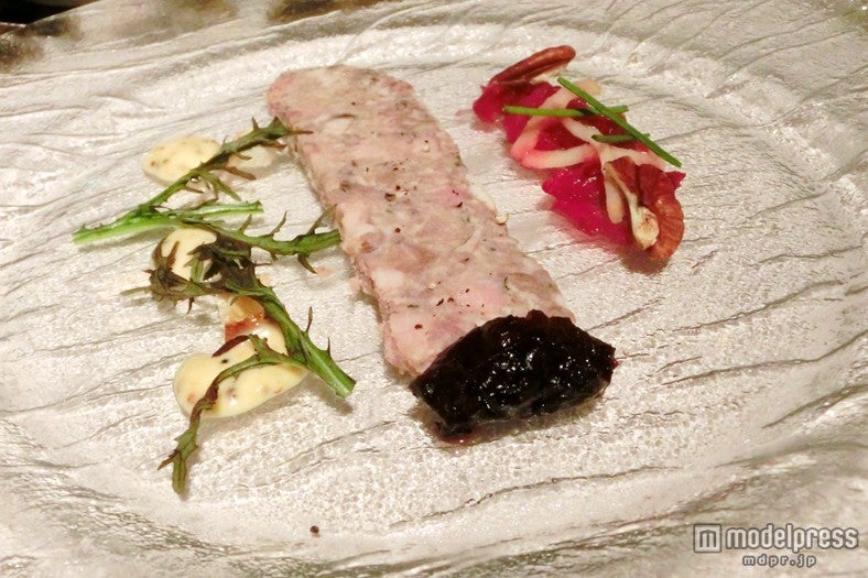 ポークのテリーヌ仕立て レッドキャベツとりんごのマリネ添えジンジャー風味のマスタードソース