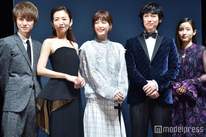 (左から)本郷奏多、松雪泰子、本田翼、ディーン・フジオカ、蓮佛美沙子(C)モデルプレス