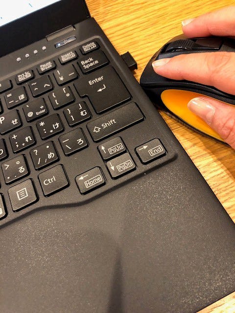 終日収録だと、どうしても連絡が取りにくくなるので帰宅途中はもちろん、寝る前のちょっとした時間、ついついチェックを…、という性分(提供写真)