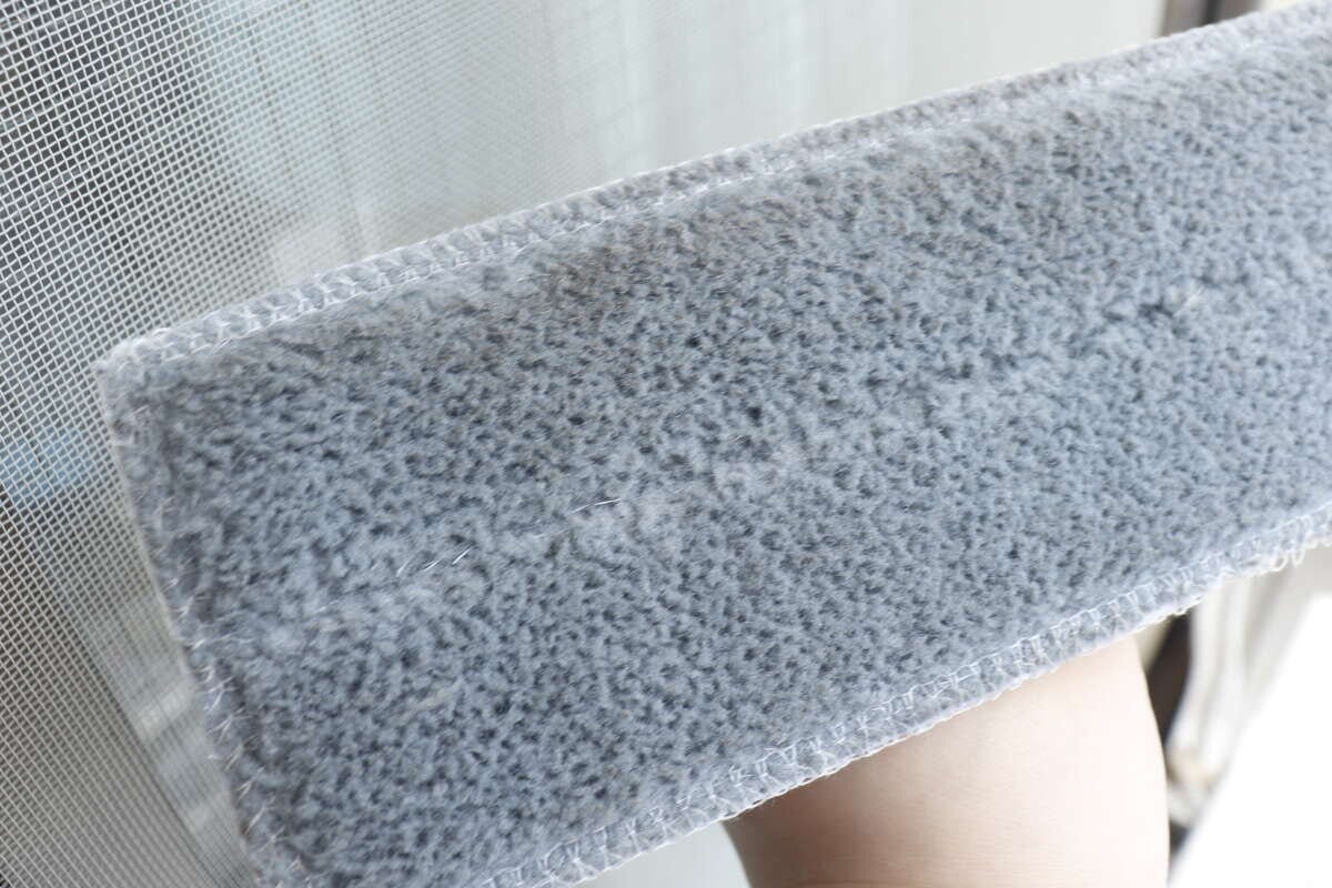 網戸を掃除した後の「首振り網戸クリーナー」のヘッド部分に汚れが付着している様子