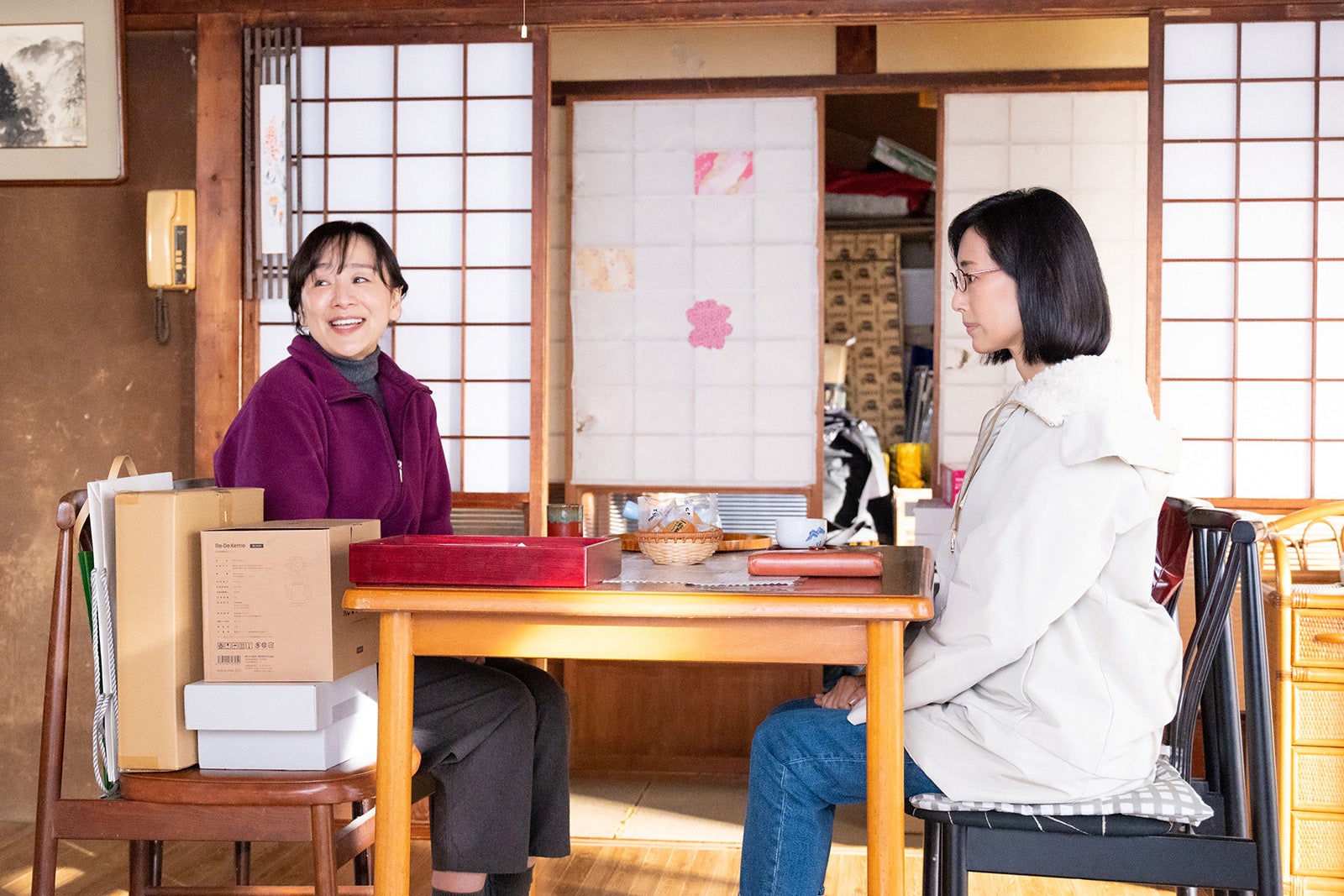 神野三鈴、木村多江「マイホームヒーロー」第6話より（C）山川直輝・朝基まさし／講談社／ドラマ「マイホームヒーロー」製作委員会・MBS