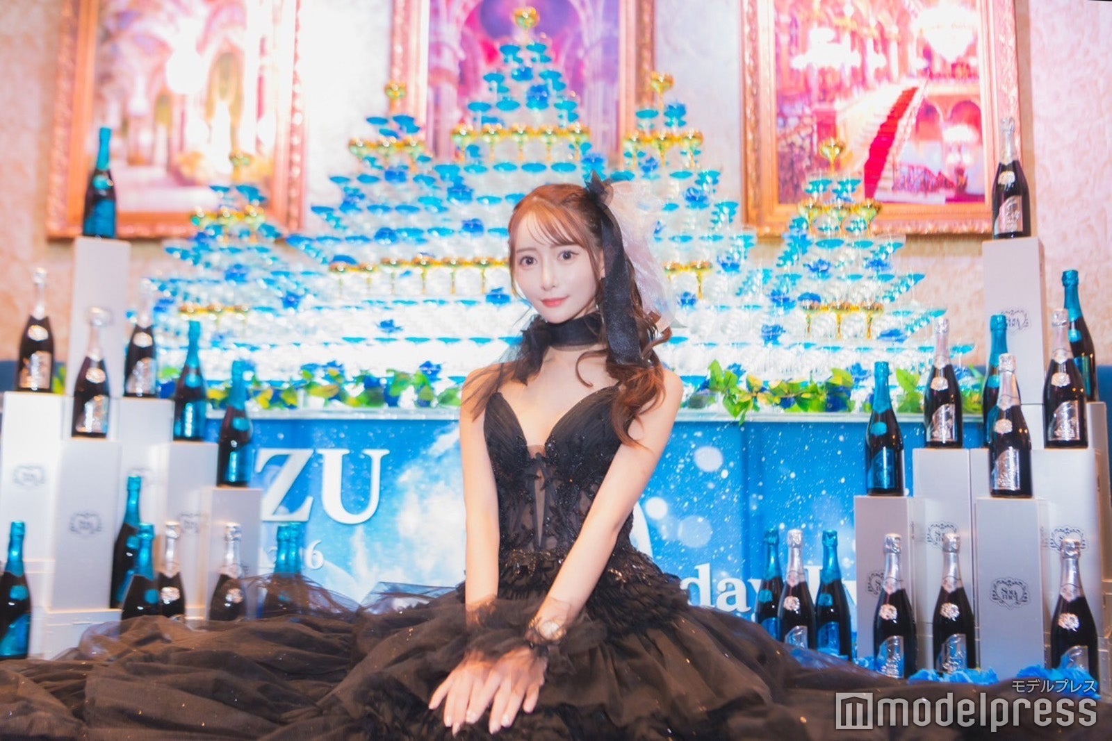 高額シャンパンが並ぶ豪華シャンパンタワー（C）モデルプレス