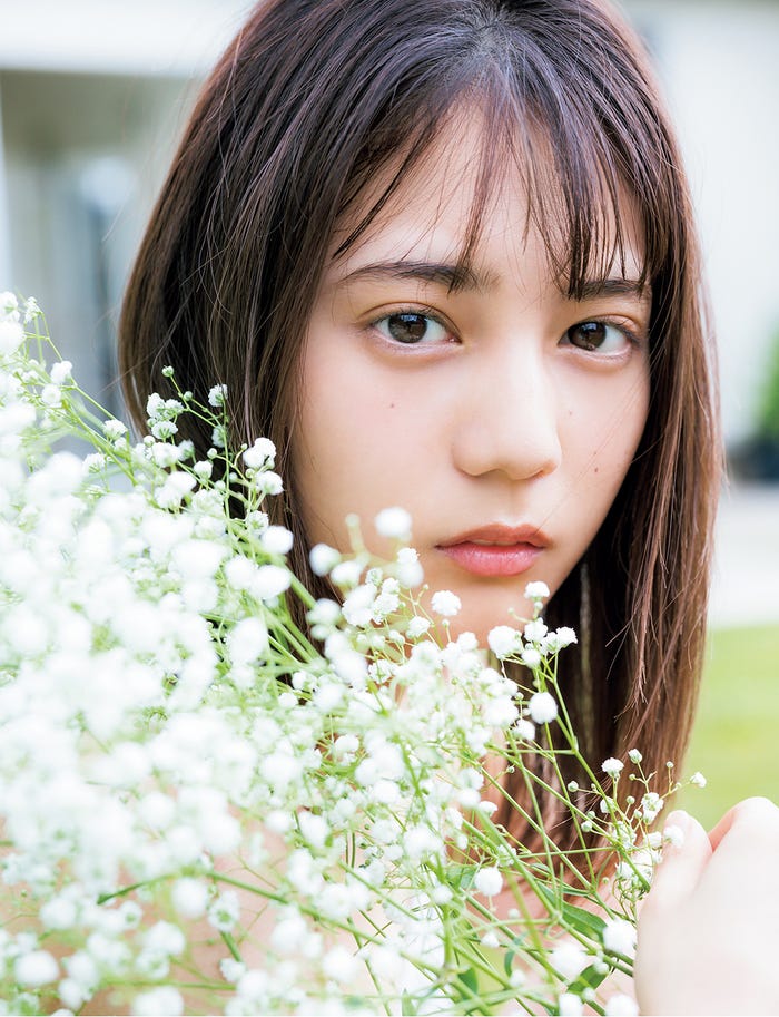 小坂菜緒1st写真集「君は誰?」(6月29日発売)楽天ブックス限定版裏表紙/撮影:藤原宏
