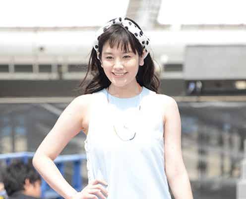 筧美和子、清涼感溢れるミニワンピで登場 白肌美脚に視線集中
