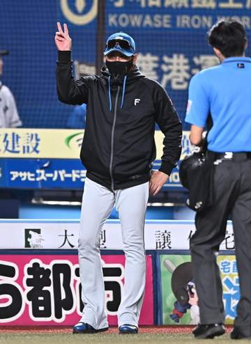 日本ハム・新庄監督「明日、明日」とだけ 3戦連続延長戦はサヨナラ負け 十回に清宮虎が打たれる