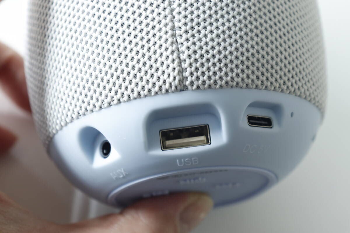 スピーカー底面のAUX、USB、Type-C充電ポート