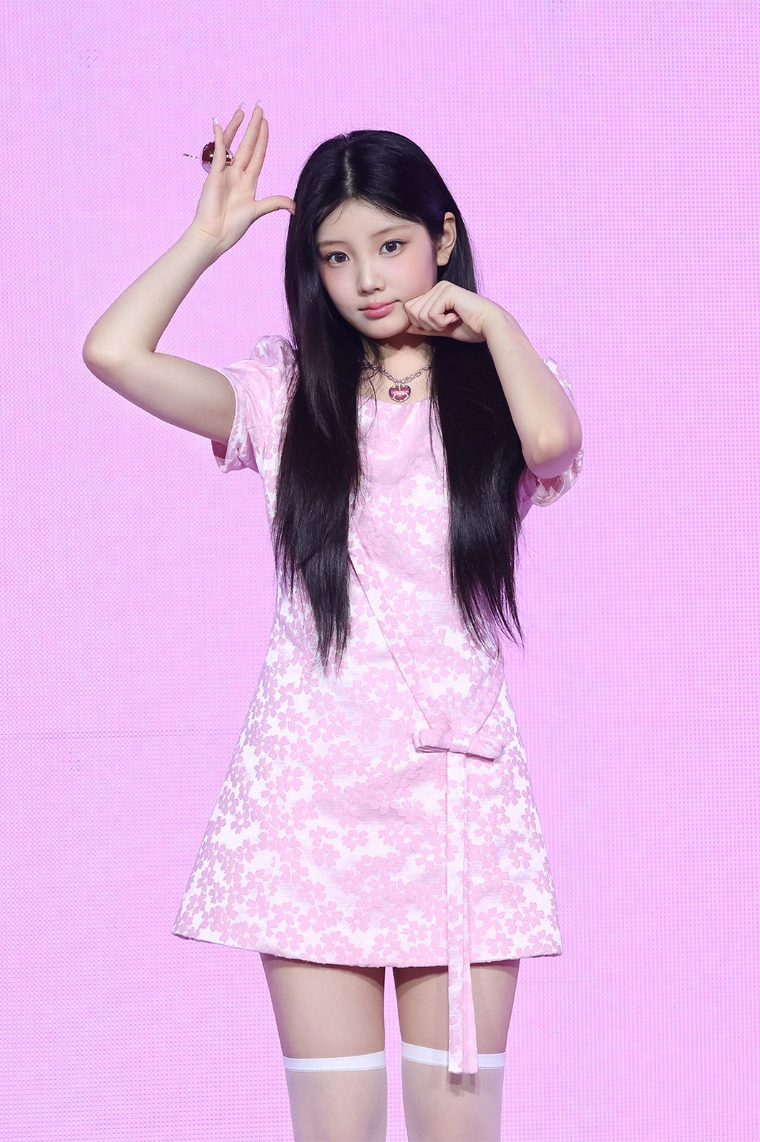 ILLIT・WONHEE、初挑戦のフランス語を猛特訓 レコーディングまでの努力明かす【「‘bomb’」メディアショーケース】