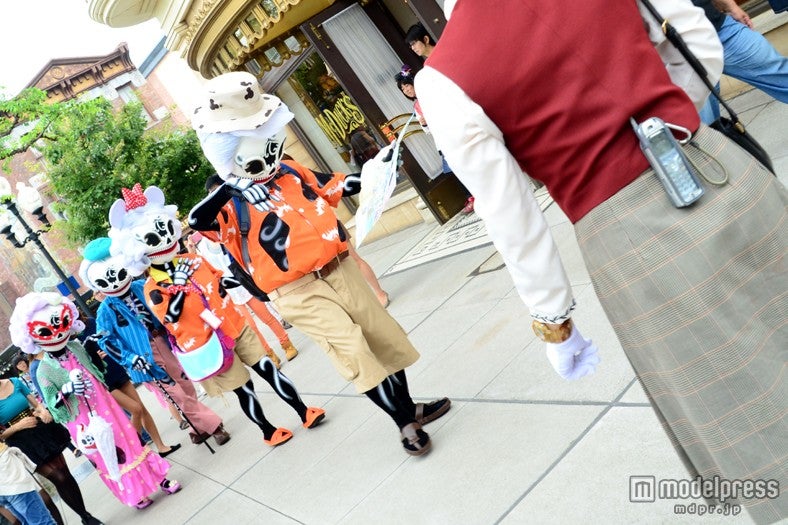 ガイドツアーを楽しむスケルトンの家族