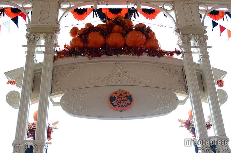 エントランス飾りの裏側には「COME AGAIN」のメッセージ