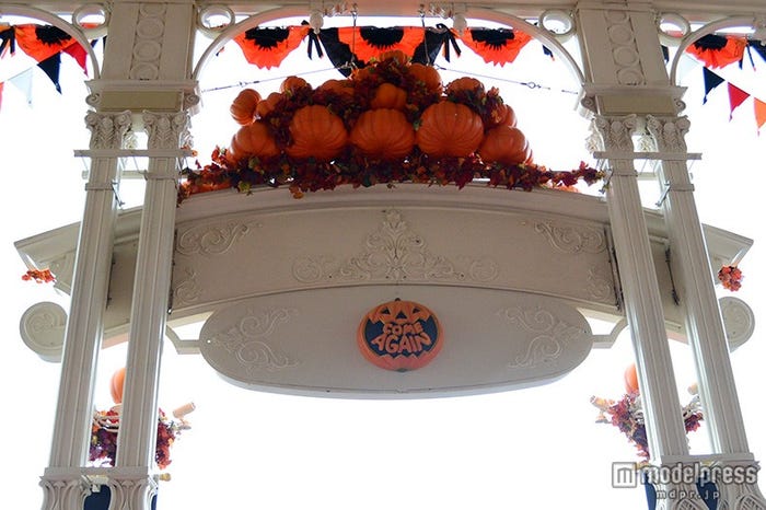 エントランス飾りの裏側には「COME AGAIN」のメッセージ