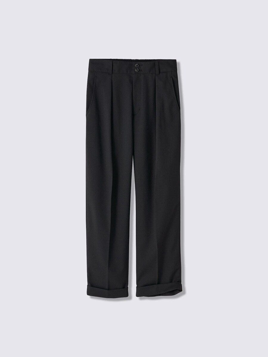 黒のタックテーパードパンツ