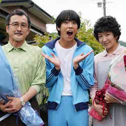 （左から）吉田鋼太郎、賀来賢人、瀬奈じゅん（C）日本テレビ