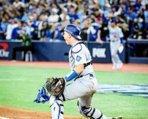 ドジャース スミスの激カワ長女が熱烈応援!半袖姿&右手にポンポン ママ達がコートを着込む中で パパも決勝打&好リードの活躍