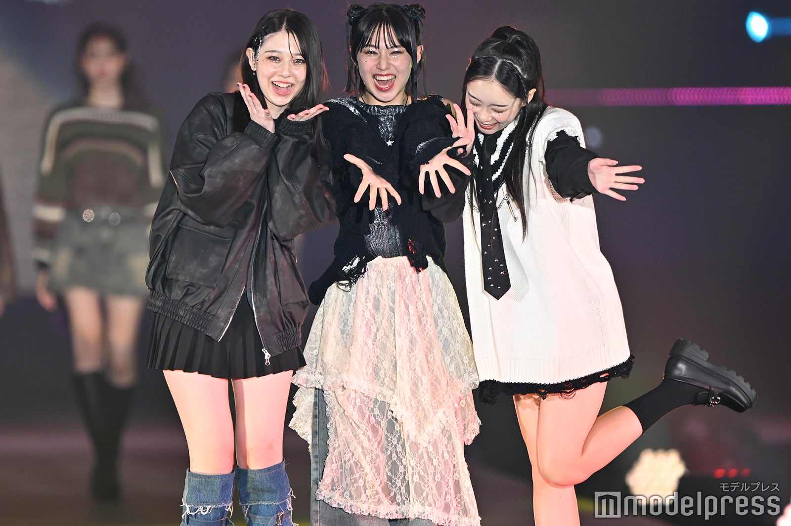 石川花、森崎美月、佐藤不二子「Seventeen」ステージ（C）モデルプレス