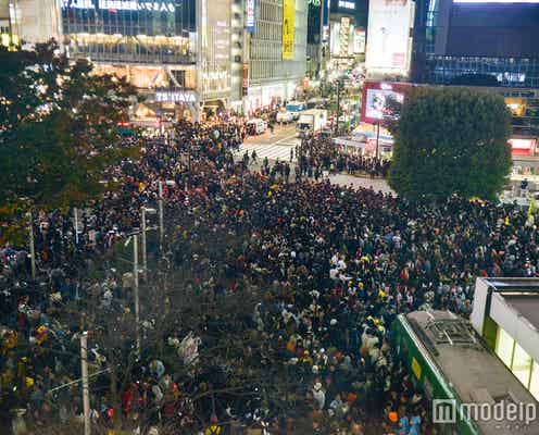 <ハロウィン当日>渋谷、超パニック 厳戒態勢でもお祭り騒ぎ