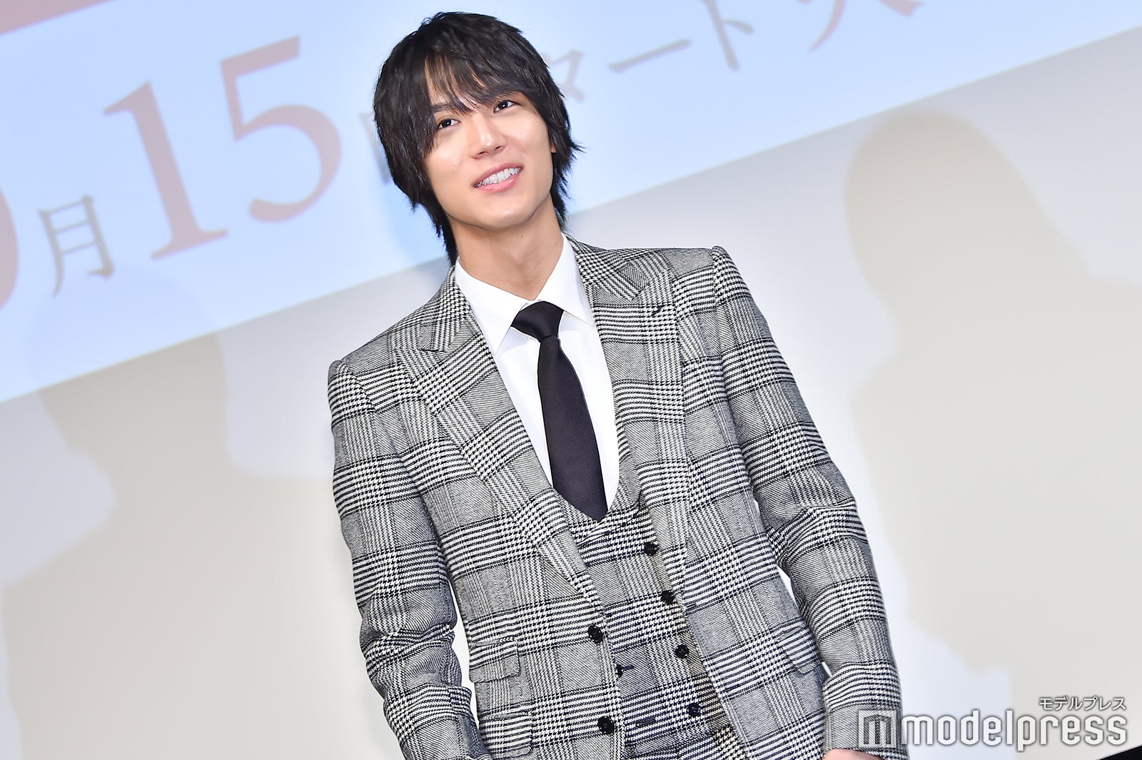 一旦退場を促され「はい！」と元気よく立ち上がる中川大志 （C）モデルプレス