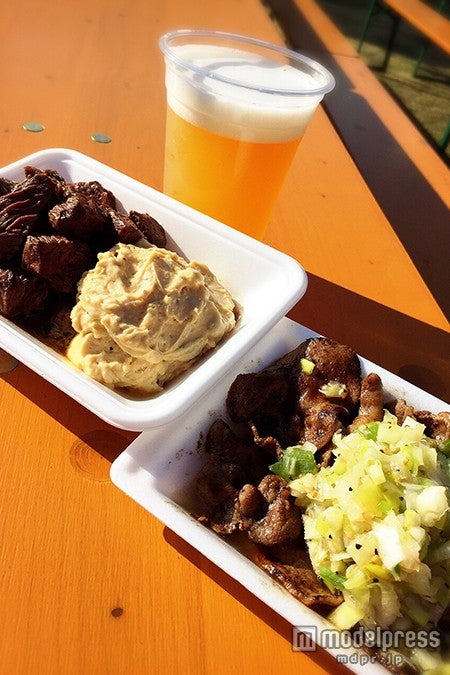 クラフトビールはにピッタリの肉料理／画像提供：AATJ