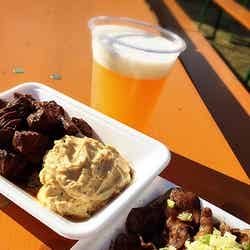 クラフトビールはにピッタリの肉料理/画像提供:AATJ