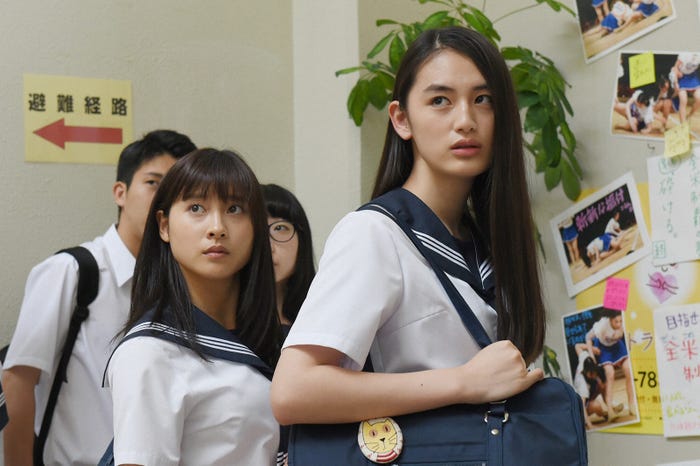 土屋太鳳、八木莉可子/「チア☆ダン」第4話より(C)TBS