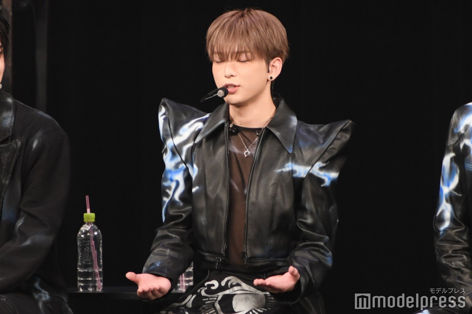 目を隠したダンスの際緊張を解きほぐすHARUA（ハルア）（C）モデルプレス