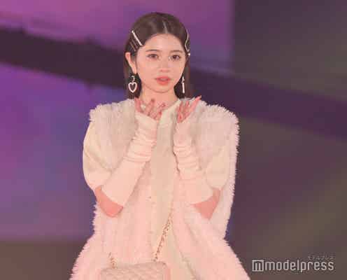 桜田ひより、抜群スタイル際立つ全身ホワイトコーデ 投げキスも披露<GirlsAward 2022 A/W>