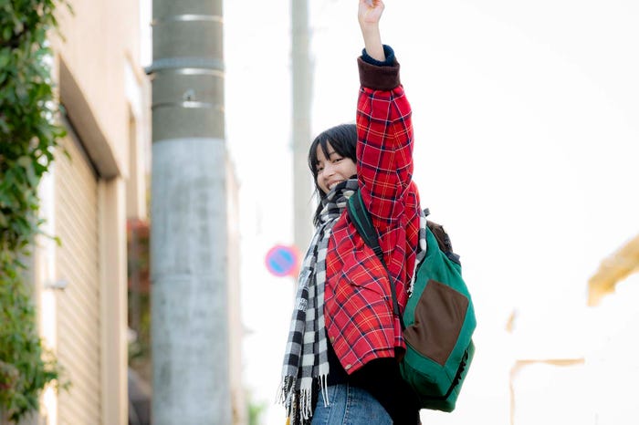 広瀬すず/「夕暮れに、手をつなぐ」第1話より(C)TBS