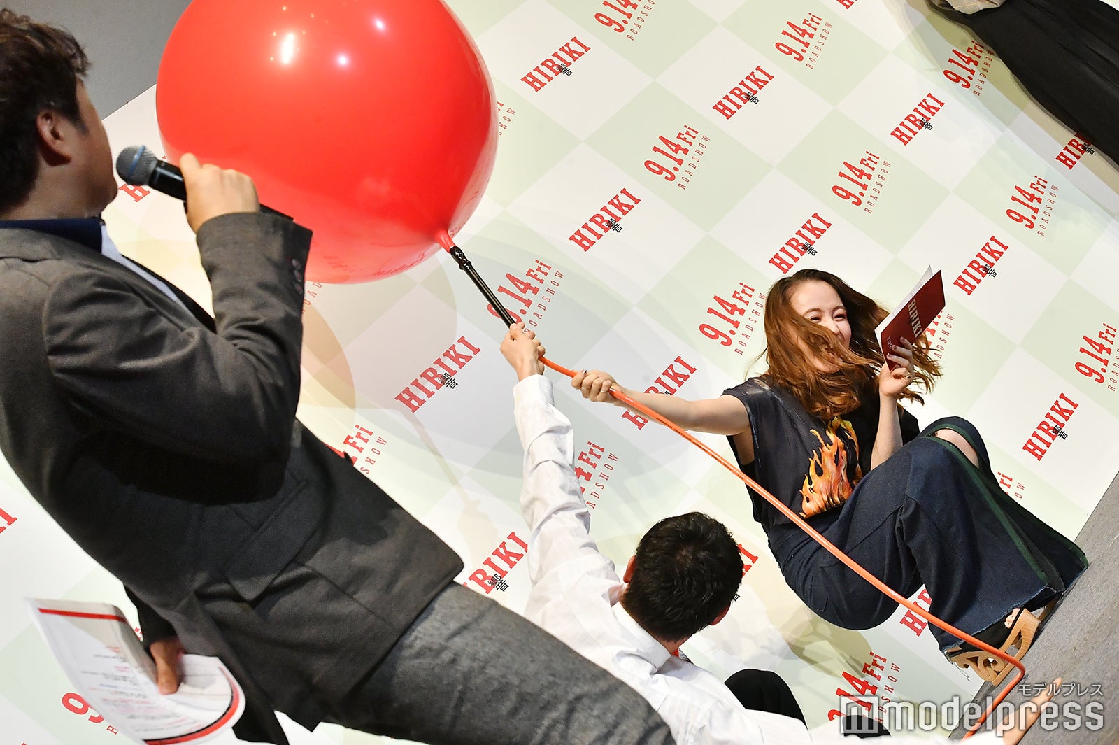 膨らむ風船に驚く笠松将、アヤカ・ウィルソン（C）モデルプレス