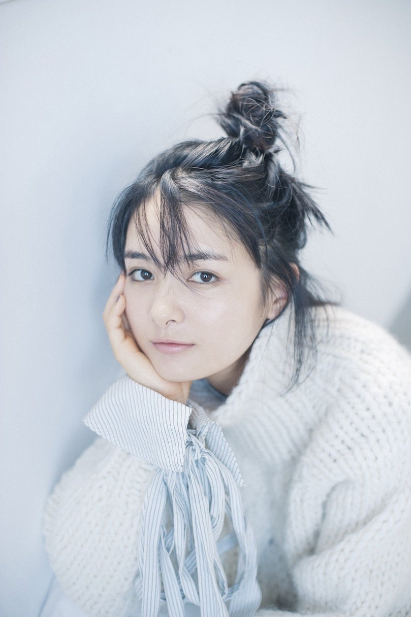 葵わかな、お団子ヘア×ざっくりニットの冬コーデにきゅん＜コメント到着＞