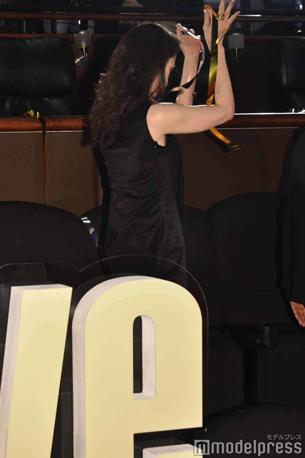 銀テープを取る天海祐希（C）モデルプレス