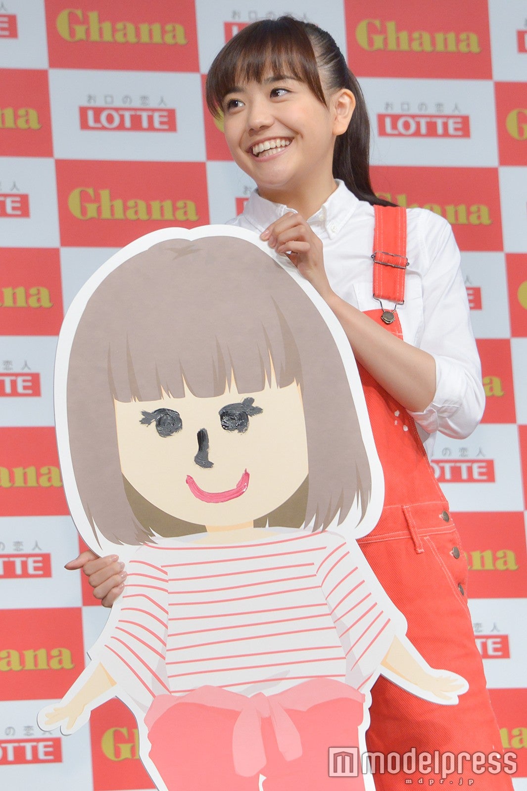 広瀬すずの似顔絵を描いた松井愛莉 （C）モデルプレス