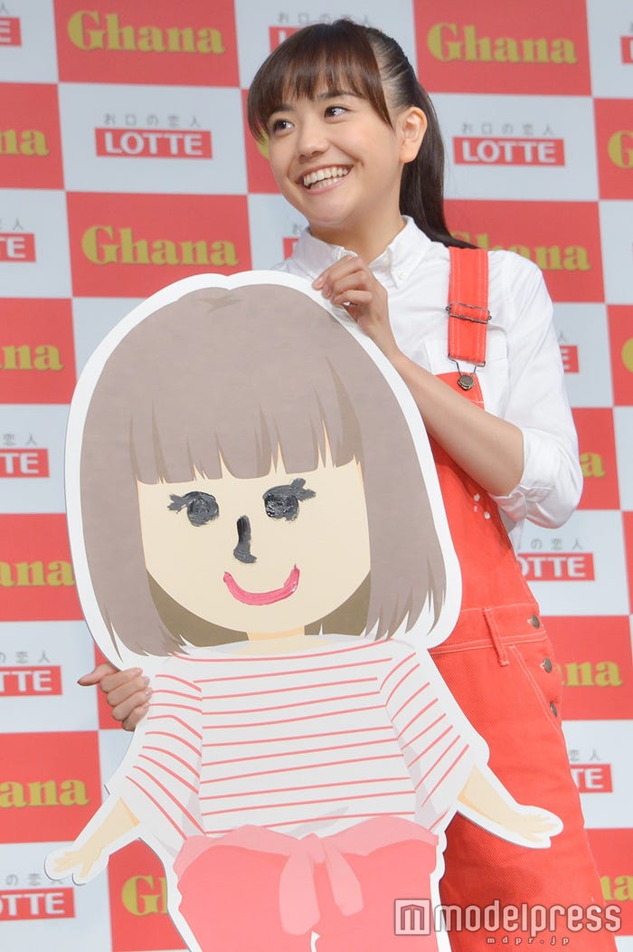 広瀬すずの似顔絵を描いた松井愛莉 (C)モデルプレス