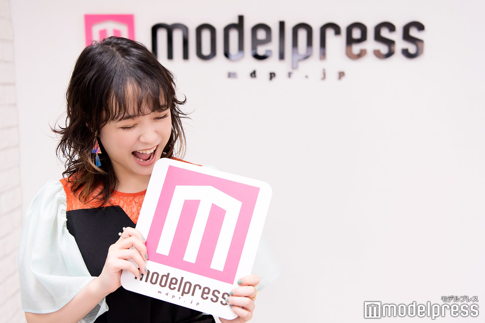 今回もやっぱりモデルプレスのロゴを食べる“さくちゃん”（C）モデルプレス
