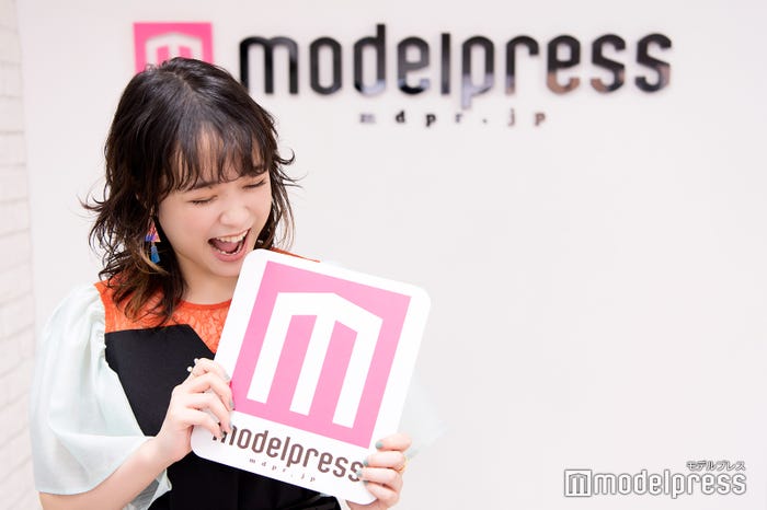 今回もやっぱりモデルプレスのロゴを食べる“さくちゃん”(C)モデルプレス