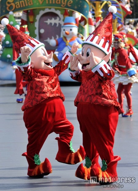 東京ディズニーランド「ディズニー・サンタヴィレッジ・パレード」（C）Disney