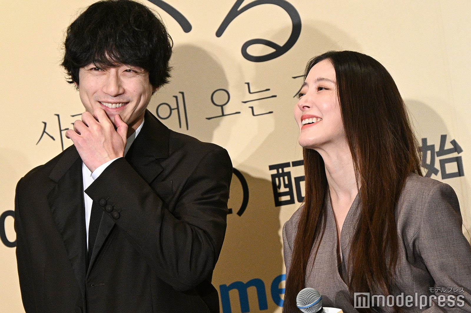 笑い合う坂口健太郎、イ・セヨン（C）モデルプレス