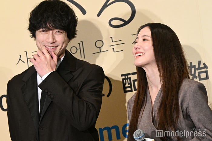 笑い合う坂口健太郎、イ・セヨン(C)モデルプレス