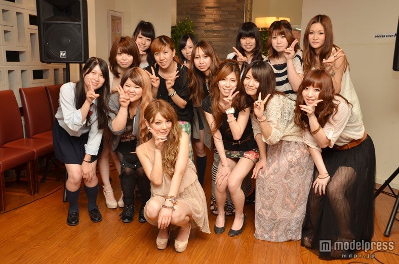 福田桃代（中央）と来場者