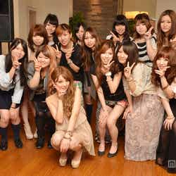 福田桃代(中央)と来場者