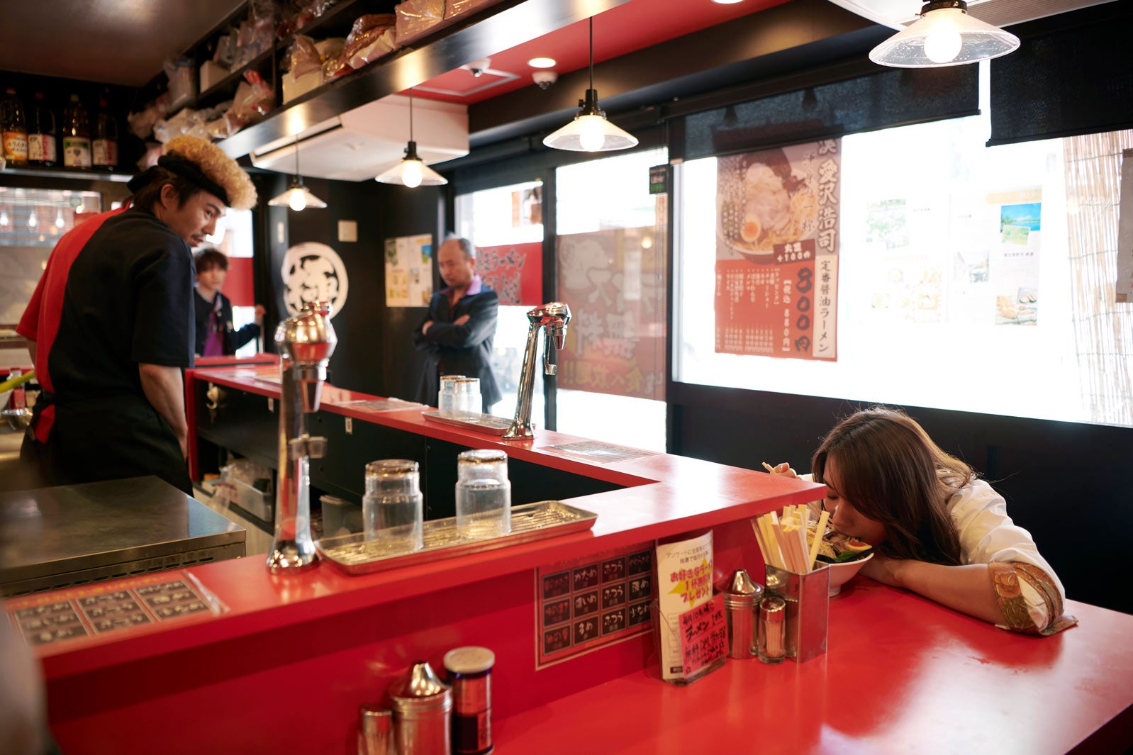 中尾明慶、高橋メアリージュン（C）2022 真鍋昌平・山崎童々・小学館／ドラマ「闇金サイハラさん」製作委員会・MBS