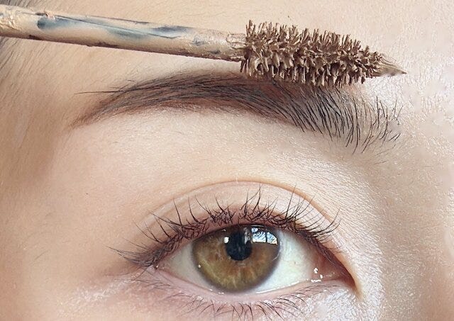 眉マスカラでサッと色を馴染ませる