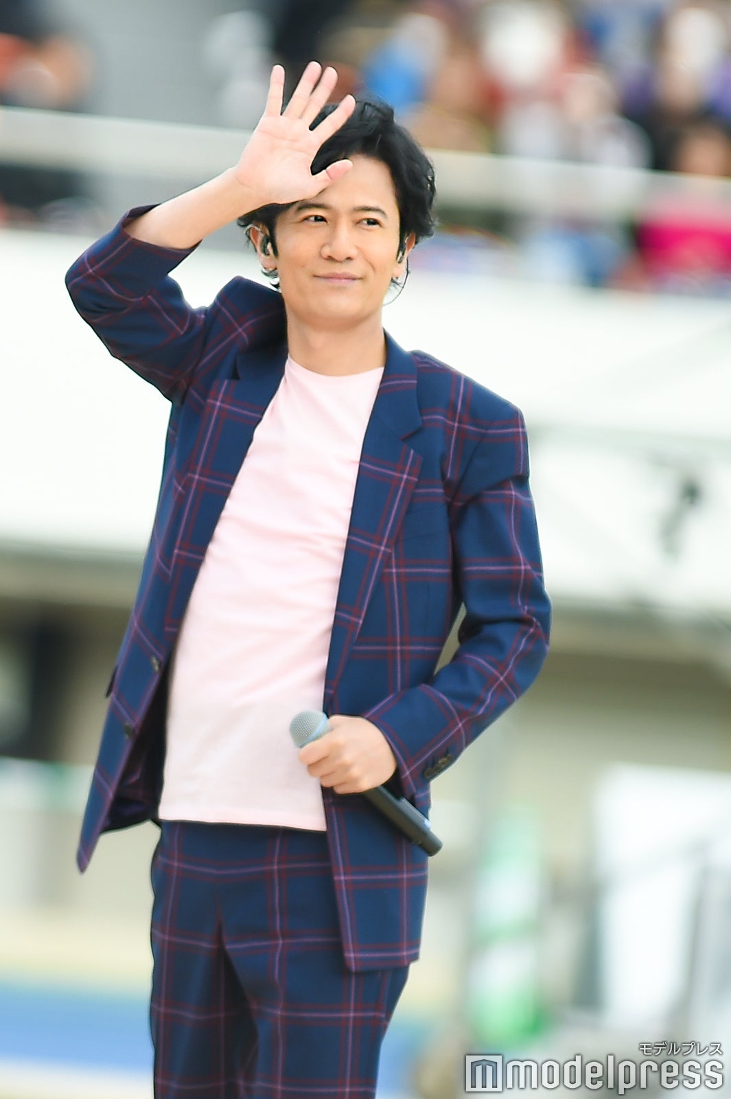 爽やかに手を振る稲垣吾郎 （C）モデルプレス