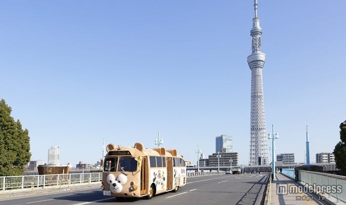 スカイツリー周辺を走行中の「ダッフィーバス」(C)Disney