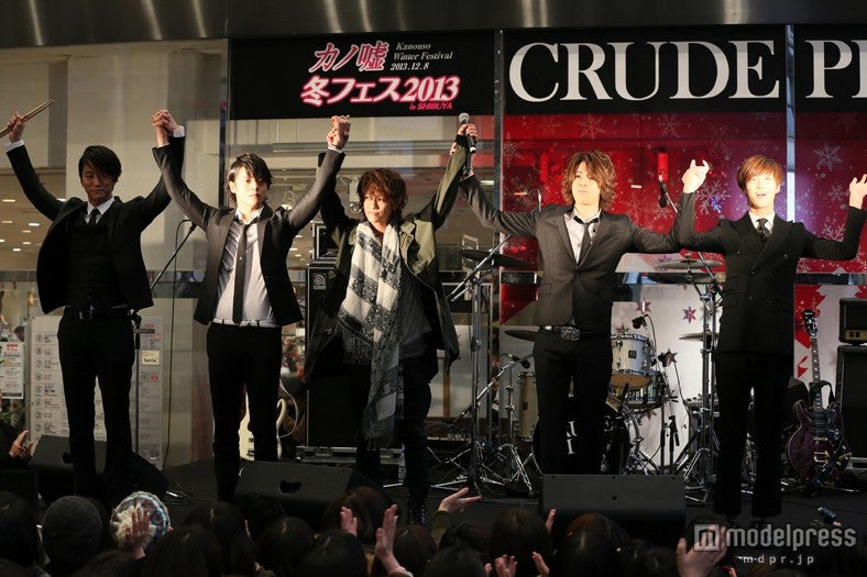 「CRUDE PLAY」with佐藤健／マルイシティ店頭プラザでゲリラライブ